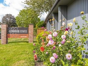 Keizer apartment for rent - Glynbrook Estates flowers