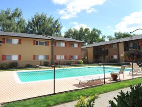 Gresham apartment for rent - Hood Village Apartments pool