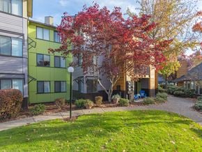 Clackamas apartment for rent - Squires Court Exterior