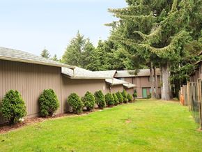 Lincoln City apartment for rent - Cedar Crest landscaping