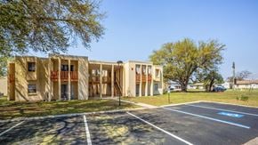 Panama City apartment for rent - A building with a parking lot in front of it.