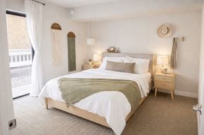 Lombard apartment for rent - A bedroom with a large bed and a window with curtains.