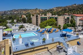 Hollywood apartment for rent - Apartments in Hollywood, CA - Aerial of Rooftop Pool, Jacuzzi, Patio Area with Lounge Chairs, Tables and Umbrellas and Surrounding Areas Sutton