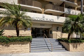Hollywood apartment for rent - Apartments in Hollywood, CA - Front Entrance - Building Exterior 2 Sutton