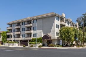 Toluca Lake apartment for rent - Apartments in Toluca Lake Across the street Exterior view of Toluca Place