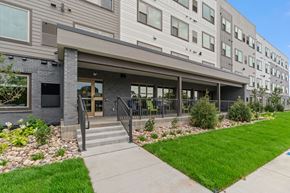 Crystal apartment for rent - 5240 Apts front porch