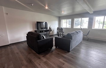 Barneveld apartment for rent - A living room with a television and two couches.