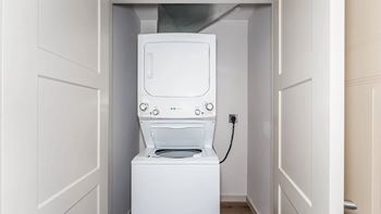 In-home laundry, washer/dryer included