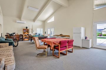 Talent apartment for rent - a large living room with a table and chairs