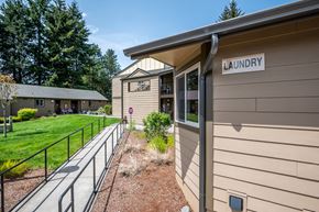 Sandy apartment for rent - the landing at gardner street apartments building entrance and lawn