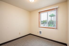 Mcminnville apartment for rent - a living room with a large window and a carpeted floor