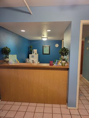 Coolidge apartment for rent - A reception desk with a clock on the wall.