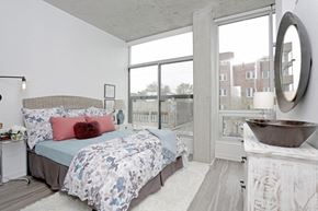 Chicago apartment for rent - a bedroom with a bed and a large window