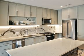 Dallas apartment for rent - Kitchen with island and stainless steel appliances