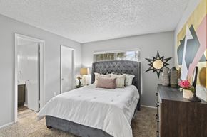 Orlando apartment for rent - the preserve at ballantyne commons bedroom with white bed
