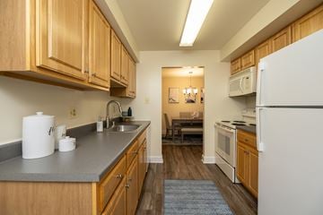 Baltimore apartment for rent - Kitchen looking into dining room