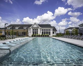 Houston apartment for rent - Resort style pool with spacious sundeck