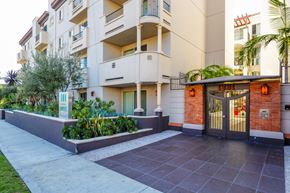 Los Angeles apartment for rent - Front Entrance of Amherst Rochester by Wiseman