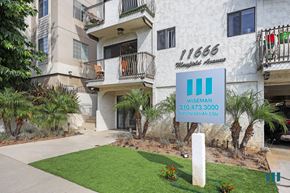 Los Angeles apartment for rent - Sidewalk View of Mayfield Wilshire