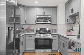 Venice apartment for rent - Kitchen with Stainless-Steel Refrigerator, Stove, Microwave Oven, and Dishwasher