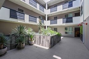 Los Angeles apartment for rent - Lower Level Brockton Manor Courtyard