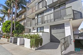 Los Angeles apartment for rent - Sidewalk View of Richland Metro with Private Garage