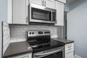 Birmingham apartment for rent - a kitchen with a stove and a microwave at Ascot Place Apartments, Birmingham, AL