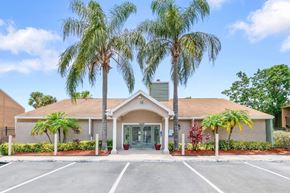 Orlando apartment for rent - ample parking in front of the Winford Place Leasing Office with tall palm trees