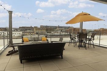 Rooftop sundeck & firepit