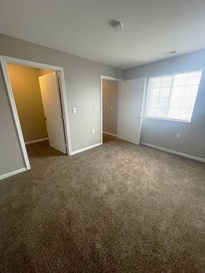 Columbia City apartment for rent - A room with carpeted floor and a window with blinds.