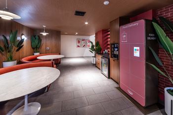 Additional meeting spaces and work booths in the lobby