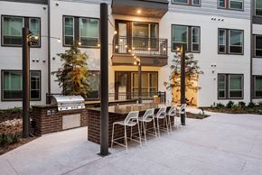 Plano apartment for rent - Spacious outdoor Courtyard with Grills at Opal Legacy Central in Plano TX(