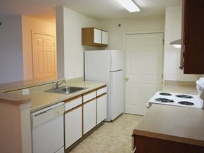 Portsmouth apartment for rent - Kitchen area at Whispering Oaks Apartments in Portsmouth VA