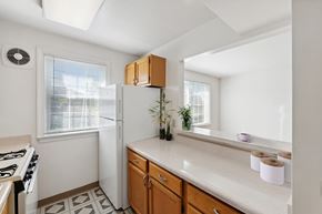 Arlington apartment for rent - Kitchen breakfast bar at Patrick Henry Apartments Arlington VA