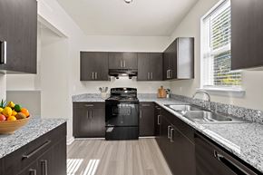 Chester apartment for rent - Kitchen with plenty of cabinets at Grand Oaks Apartments in Chester VA