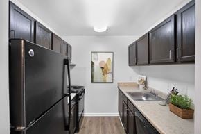 Fredericksburg apartment for rent - Kitchen with dark cabinets at Weston Circle Apartments in Fredericksburg VA
