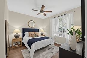 San Jose apartment for rent - A bedroom with a bed, a ceiling fan, and a window with blinds.