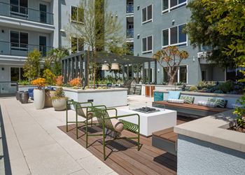 Earth yard: relaxing courtyard