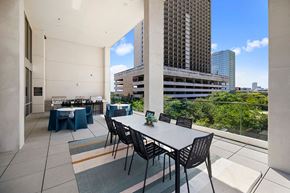 Houston apartment for rent - Social Terrace Long Table at 1810 Main Apartments in Houston TX