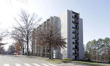 Chattanooga townhouse for rent - A tall building with a lot of windows and balconies.