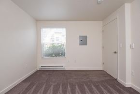 Portland apartment for rent - A room with a carpeted floor and a window with blinds.