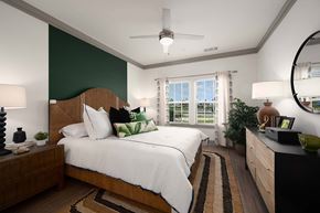 Sarasota apartment for rent - A bedroom with a large bed and a ceiling fan.