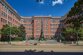 Memphis apartment for rent - Beautiful Courtyard located right on Front Street, in the heart of Downtown Memphis