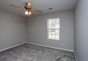 Fort Oglethorpe townhouse for rent - a bedroom with a ceiling fan and a window