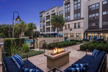 Indoor/ outdoor seating areas