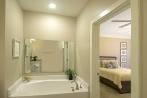 Gulf Breeze apartment for rent - large bathroom with garden tub