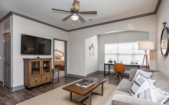Powell apartment for rent - a living room with a ceiling fan and a tv