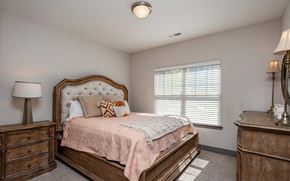 Powell apartment for rent - a bedroom with a bed and a window