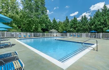 Relaxing swimming pool w/ sundeck