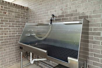 Enclosed pet spa